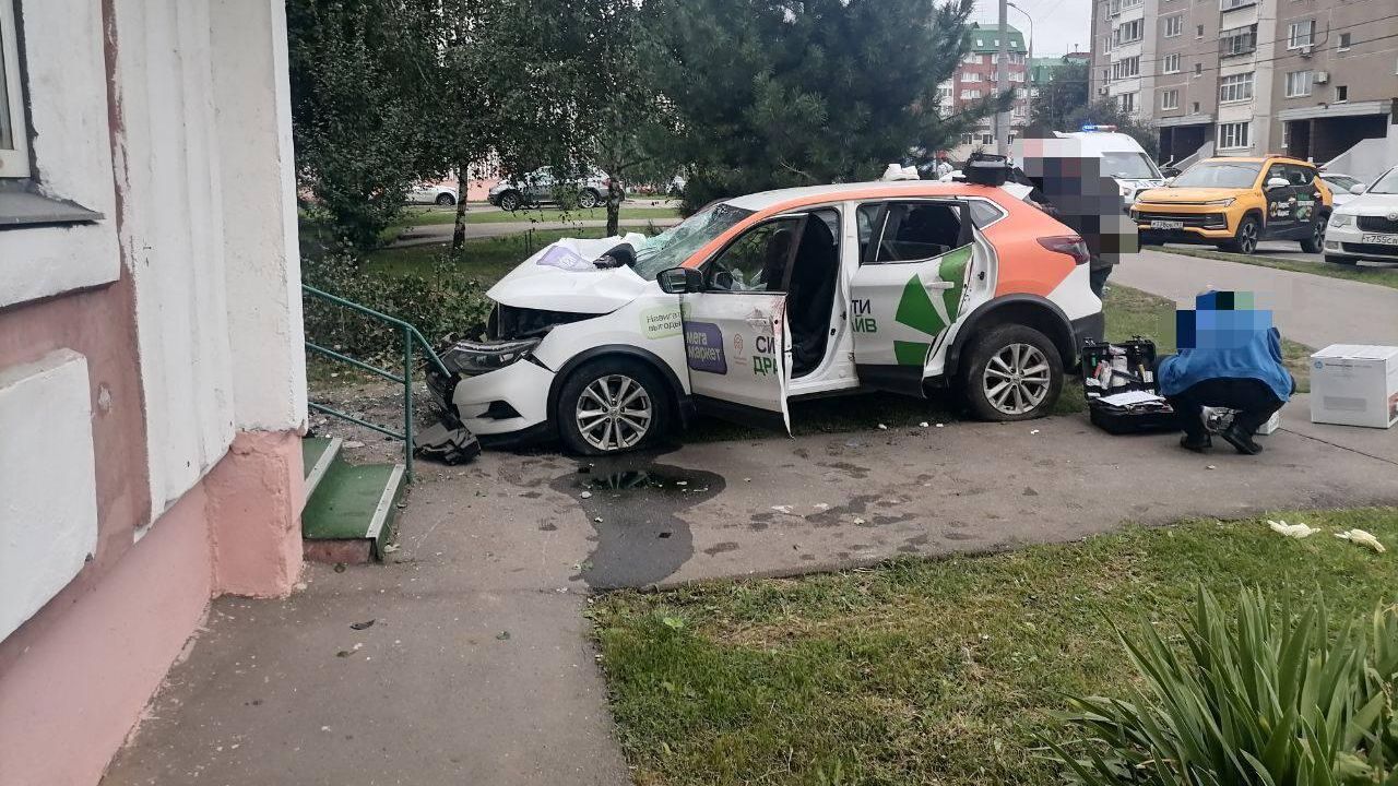 На месте ДТП с автомобилем каршеринга в Южном Бутово На месте ДТП с автомобилем каршеринга в Южном Бутово - РИА Новости, 1920, 13.08.2024