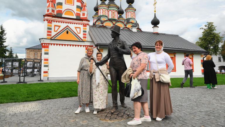 Памятник актеру Георгию Вицину в роли Михаила Бальзаминова из фильма Женитьба Бальзаминова в Суздале Памятник актеру Георгию Вицину в роли Михаила Бальзаминова из фильма Женитьба Бальзаминова в Суздале