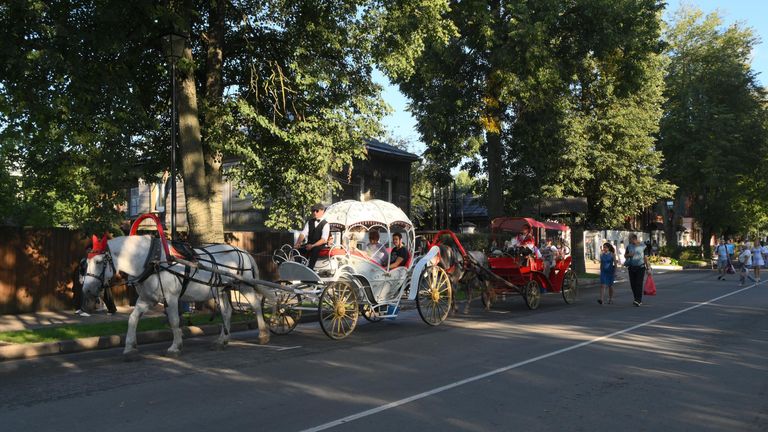 Туристы катаются в конных экипажах в Суздале Туристы катаются в конных экипажах в Суздале