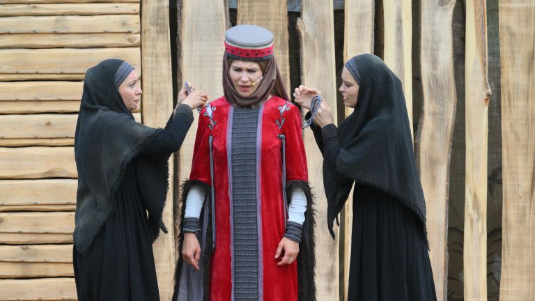 Наталья Кузнецова в роли Соломонии Сабуровой в спектакле на реке Мать София (история Соломонии Сабуровой, рассказанная на Каменке) в Суздале Наталья Кузнецова в роли Соломонии Сабуровой в спектакле на реке Мать София (история Соломонии Сабуровой, рассказанная на Каменке) в Суздале