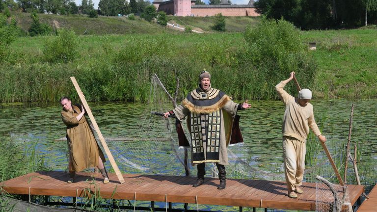 Виталий Панасенко в роли Ивана Грозного в спектакле на реке Мать София (история Соломонии Сабуровой, рассказанная на Каменке) в Суздале Виталий Панасенко в роли Ивана Грозного в спектакле на реке Мать София (история Соломонии Сабуровой, рассказанная на Каменке) в Суздале