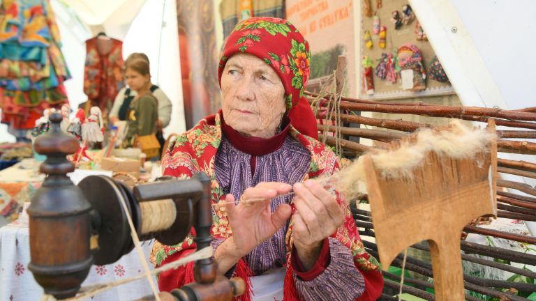 Женщина на тематической ярмарке в Суздале Женщина на тематической ярмарке в Суздале