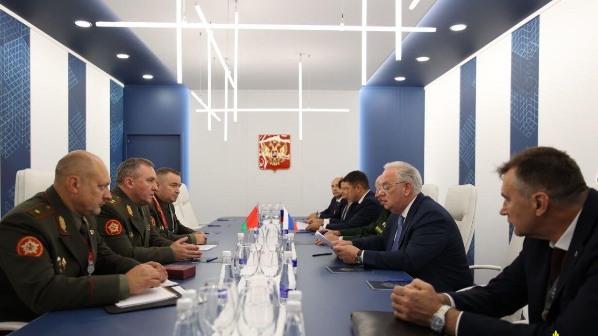 Министр обороны Беларуси генерал-лейтенант Виктор Хренин и директор Федеральной службы по военно-техническому сотрудничеству Российской Федерации Дмитрий Шугаев во время встречи в рамках международного военно-технического форума Армия-2024. 12 августа 2024 Министр обороны Беларуси генерал-лейтенант Виктор Хренин и директор Федеральной службы по военно-техническому сотрудничеству Российской Федерации Дмитрий Шугаев во время встречи в рамках международного военно-технического форума Армия-2024. 12 августа 2024 - РИА Новости, 1920, 12.08.2024