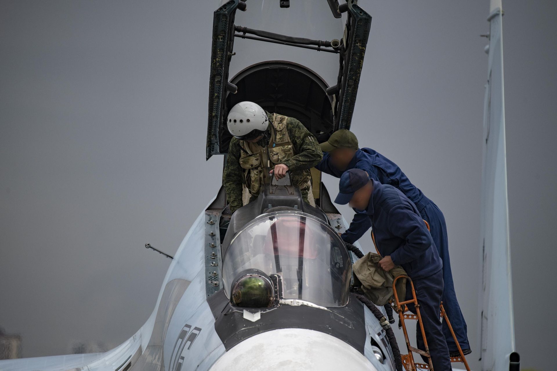 Техники и пилот многоцелевого истребителя Су-30СМ ВКС России на аэродроме базирования истребителей ВКС России, задействованных в специальной военной операции Техники и пилот многоцелевого истребителя Су-30СМ ВКС России на аэродроме базирования истребителей ВКС России, задействованных в специальной военной операции - РИА Новости, 1920, 14.07.2026