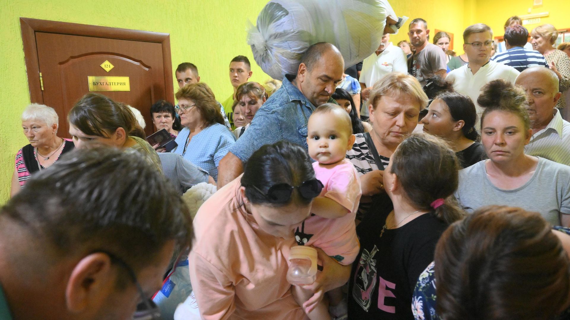 Сбор и выдача гуманитарной помощи в областном Дворце молодежи в Курске для вынужденных переселенцев из приграничных районов Курской области - РИА Новости, 1920, 12.08.2024