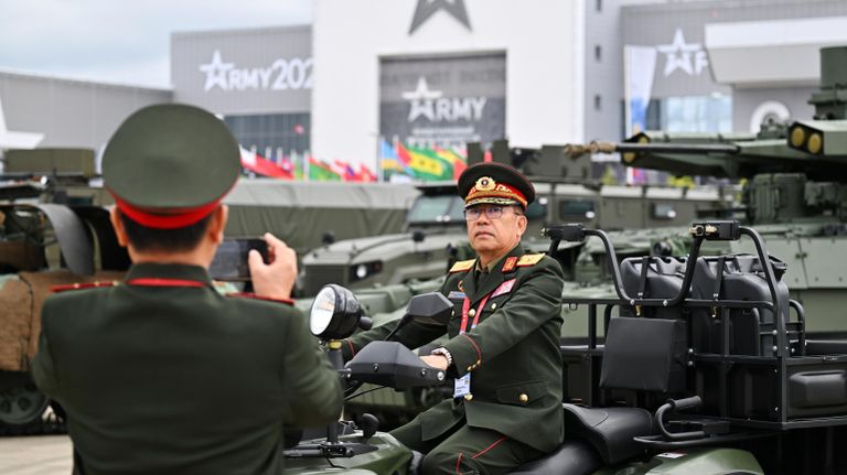 Военные ВС Лаоса на Х Международном военно-техническом форуме Армия-2024 в Конгрессно-выставочном центре Патриот Военные ВС Лаоса на Х Международном военно-техническом форуме Армия-2024 в Конгрессно-выставочном центре Патриот
