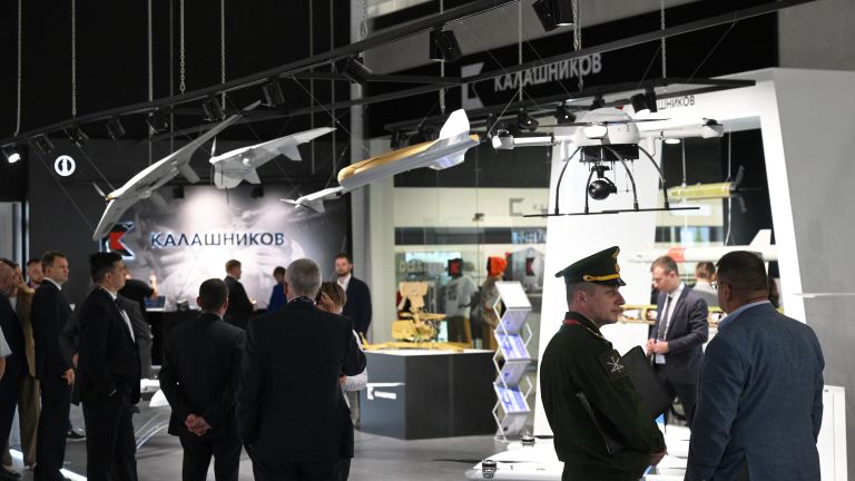 Посетители на Х Международном военно-техническом форуме Армия-2024 в Конгрессно-выставочном центре Патриот Посетители на Х Международном военно-техническом форуме Армия-2024 в Конгрессно-выставочном центре Патриот