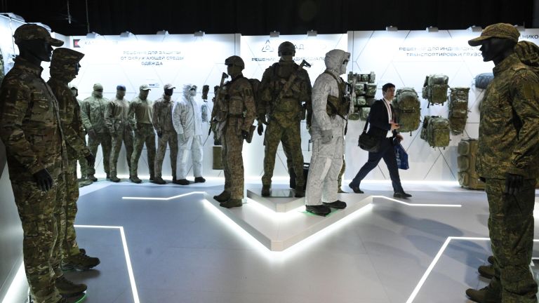 Посетитель Х международного военно-технического форума Армия-2024 в конгрессно-выставочном центре Патриот Посетитель Х международного военно-технического форума Армия-2024 в конгрессно-выставочном центре Патриот