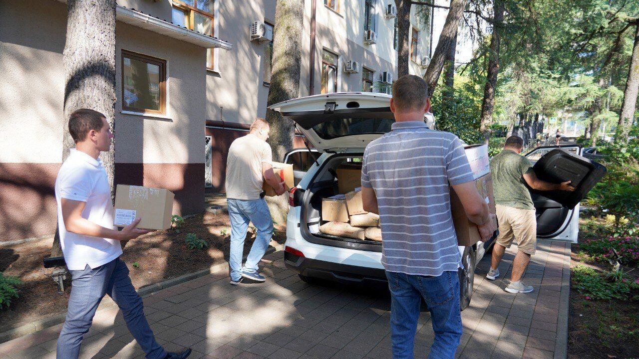 Более 250 кг стройматериалов, продуктов и одежды отправили из Сочи в зону СВО Более 250 кг стройматериалов, продуктов и одежды отправили из Сочи в зону СВО - РИА Новости, 1920, 12.08.2024