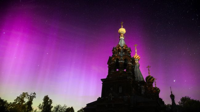Северное сияние, наблюдаемое в селе Гололобово Московской области из-за сильной магнитной бури. В кадре - церковь Рождества Христова Северное сияние, наблюдаемое в селе Гололобово Московской области из-за сильной магнитной бури. В кадре - церковь Рождества Христова