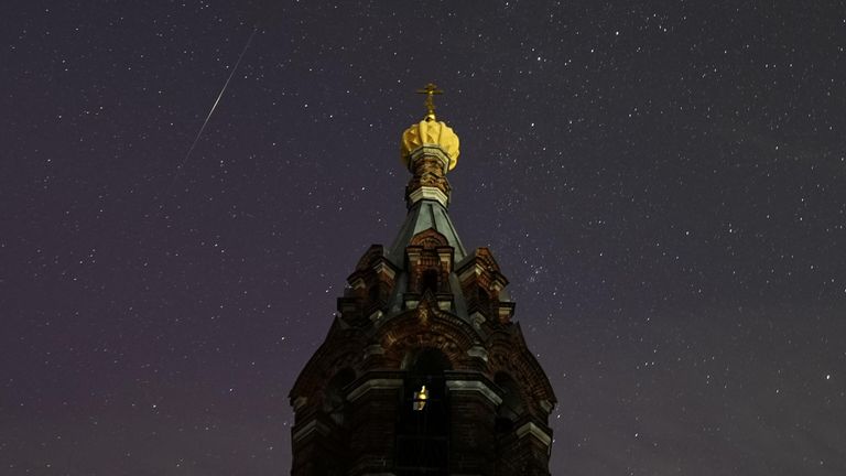 Северное сияние, наблюдаемое в селе Гололобово Московской области из-за сильной магнитной бури. В кадре - церковь Рождества Христова Северное сияние, наблюдаемое в селе Гололобово Московской области из-за сильной магнитной бури. В кадре - церковь Рождества Христова