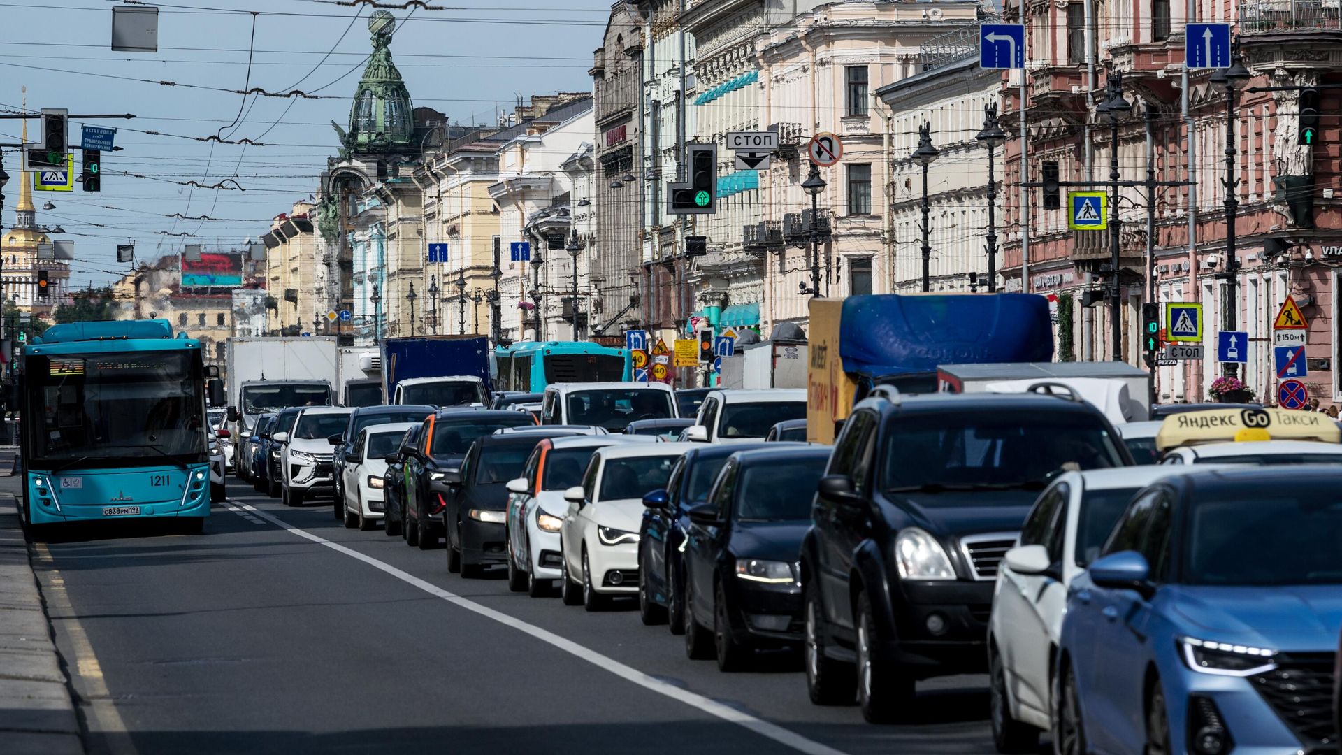 Дорожное движение на Невском проспекте в центре Санкт-Петербурга Дорожное движение на Невском проспекте в центре Санкт-Петербурга - РИА Новости, 1920, 22.10.2024