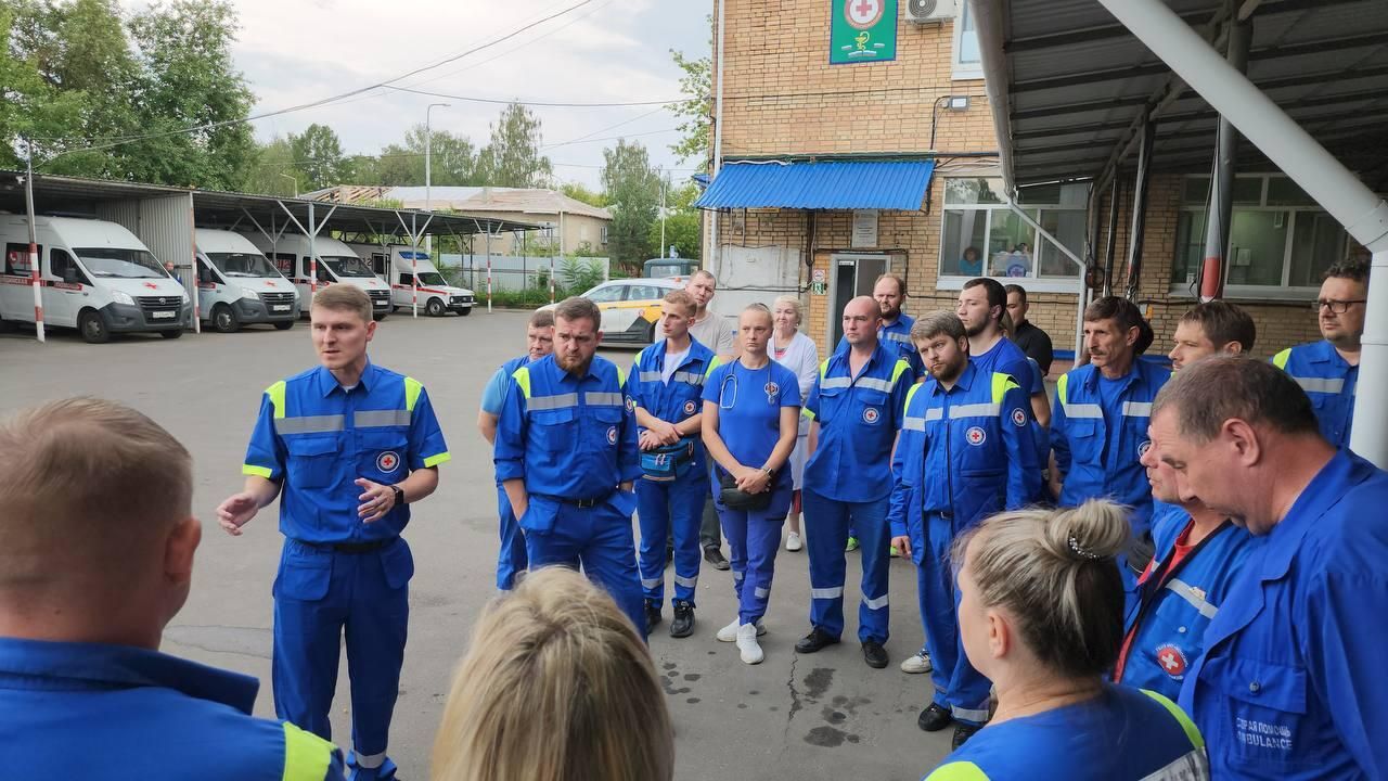Семь бригад скорой помощи и 22 врача из Подмосковья прибыли в Курскую область для помощи жителям Семь бригад скорой помощи и 22 врача из Подмосковья прибыли в Курскую область для помощи жителям - РИА Новости, 1920, 13.08.2024