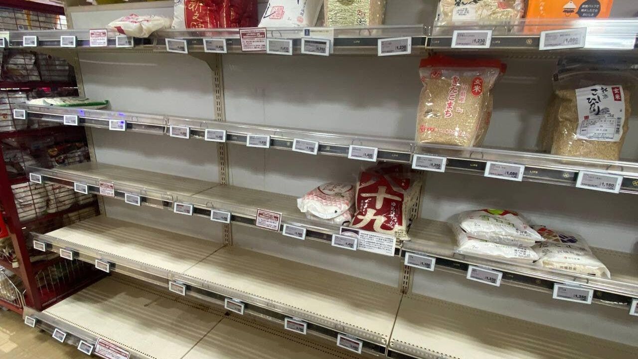 Пустые полки в одном из магазинов Токио. 13 августа 2024 года Пустые полки в одном из магазинов Токио. 13 августа 2024 года - РИА Новости, 1920, 13.08.2024