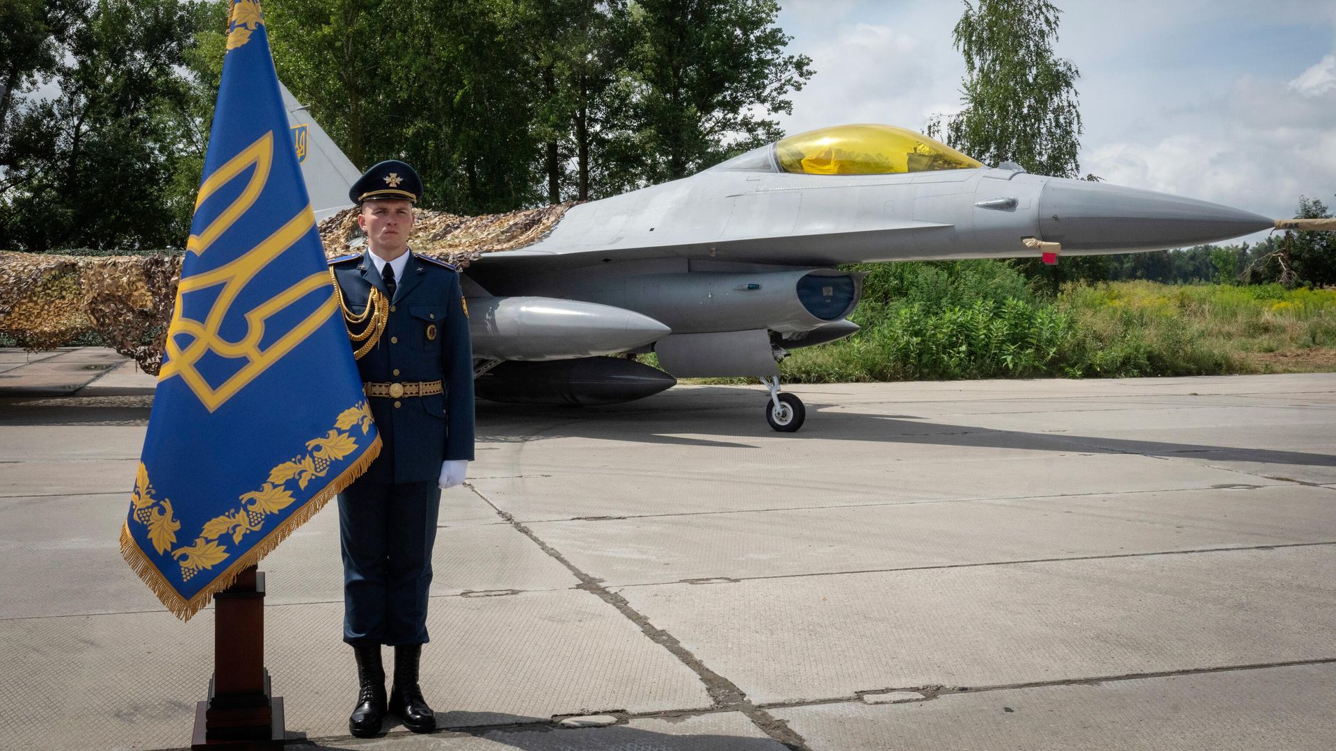 Украинский военный рядом с истребителем F-16, переданным Украине Украинский военный рядом с истребителем F-16, переданным Украине - РИА Новости, 1920, 01.09.2024