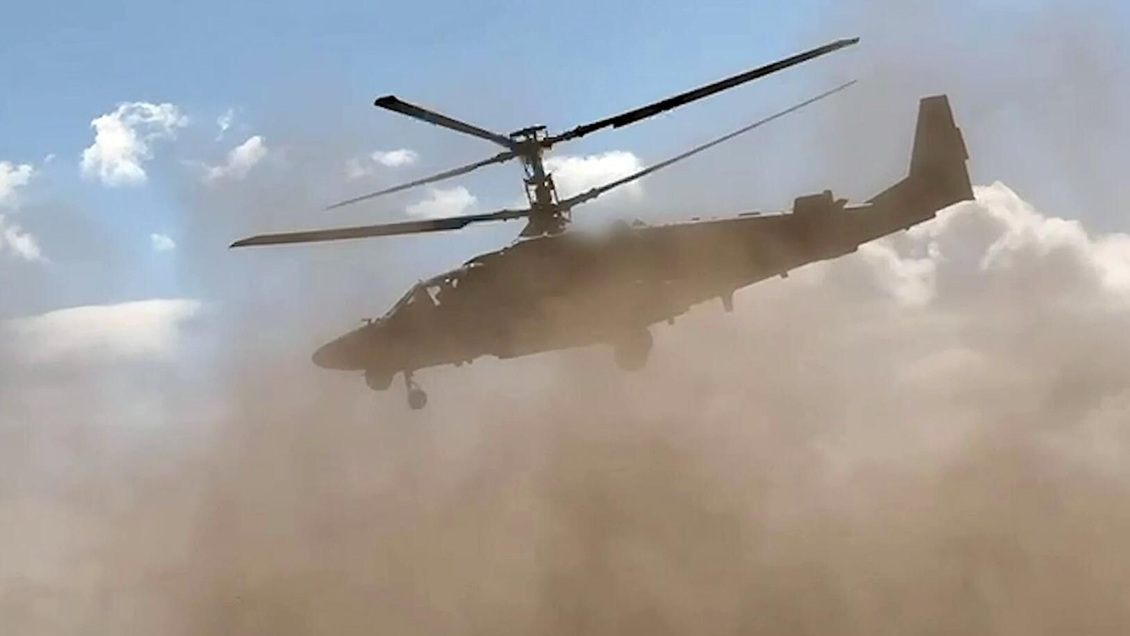 Вертолет Ка-52 наносит удары по силам ВСУ в Курской области Вертолет Ка-52 наносит удары по силам ВСУ в Курской области - РИА Новости, 1920, 13.08.2024