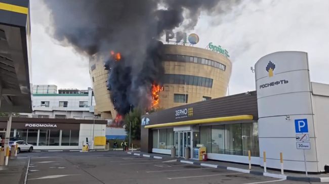 Пожар в ТЦ РИО в Москве