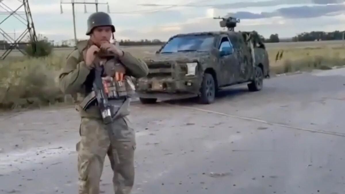 Кадр видео с участием военных ВСУ в касках с символикой СС и местного жителя в Курской области Кадр видео с участием военных ВСУ в касках с символикой СС и местного жителя в Курской области - РИА Новости, 1920, 16.08.2024