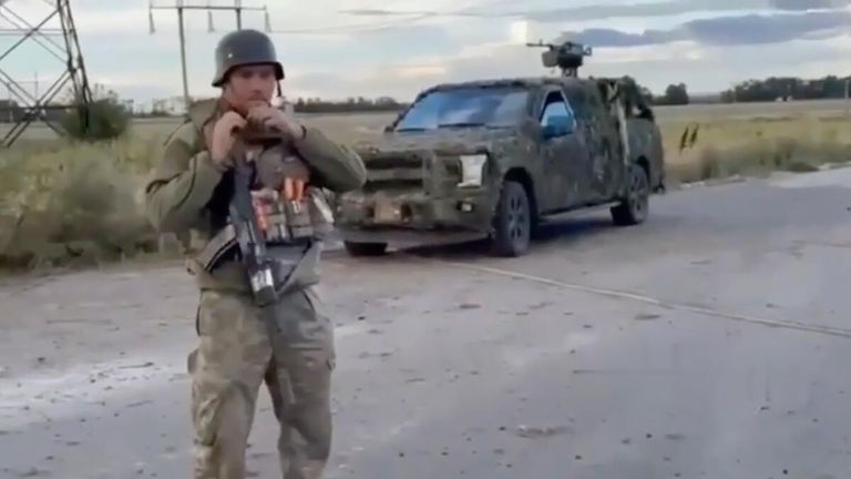Кадр видео с участием военных ВСУ в касках с символикой СС и местного жителя в Курской области Кадр видео с участием военных ВСУ в касках с символикой СС и местного жителя в Курской области