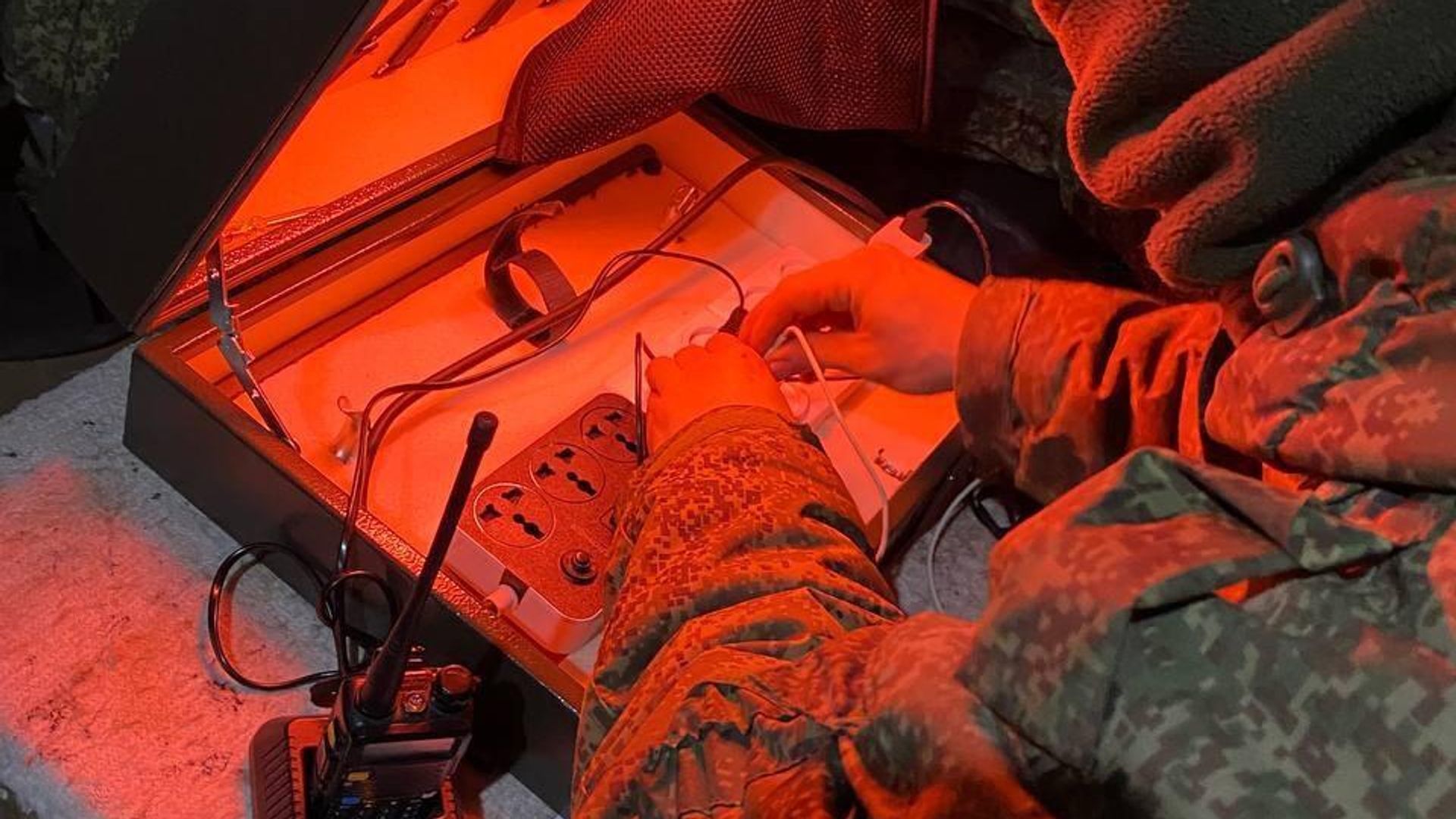 Боец в зоне СВО использует зарядную станцию Зубарева Боец в зоне СВО использует зарядную станцию Зубарева - РИА Новости, 1920, 19.08.2024