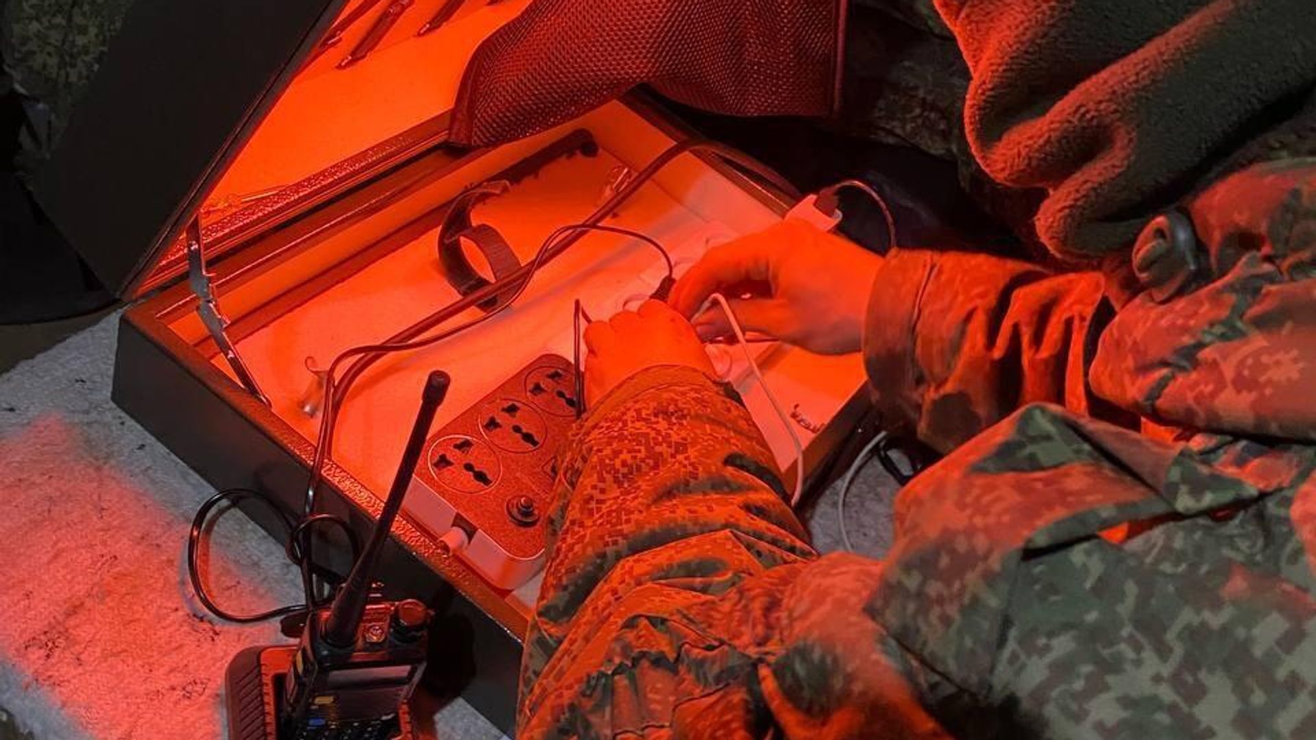 Боец в зоне СВО использует зарядную станцию Зубарева Боец в зоне СВО использует зарядную станцию Зубарева - РИА Новости, 1920, 19.08.2024