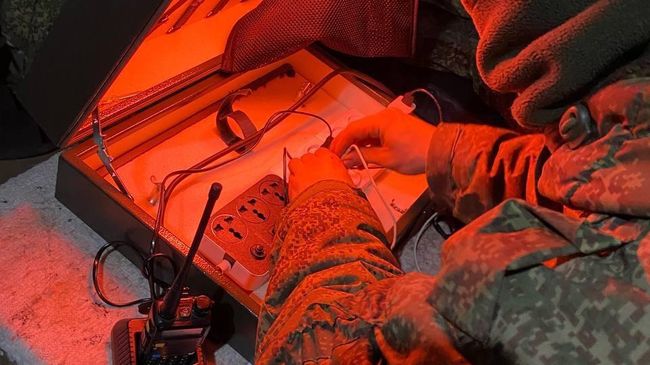 Боец в зоне СВО использует зарядную станцию Зубарева