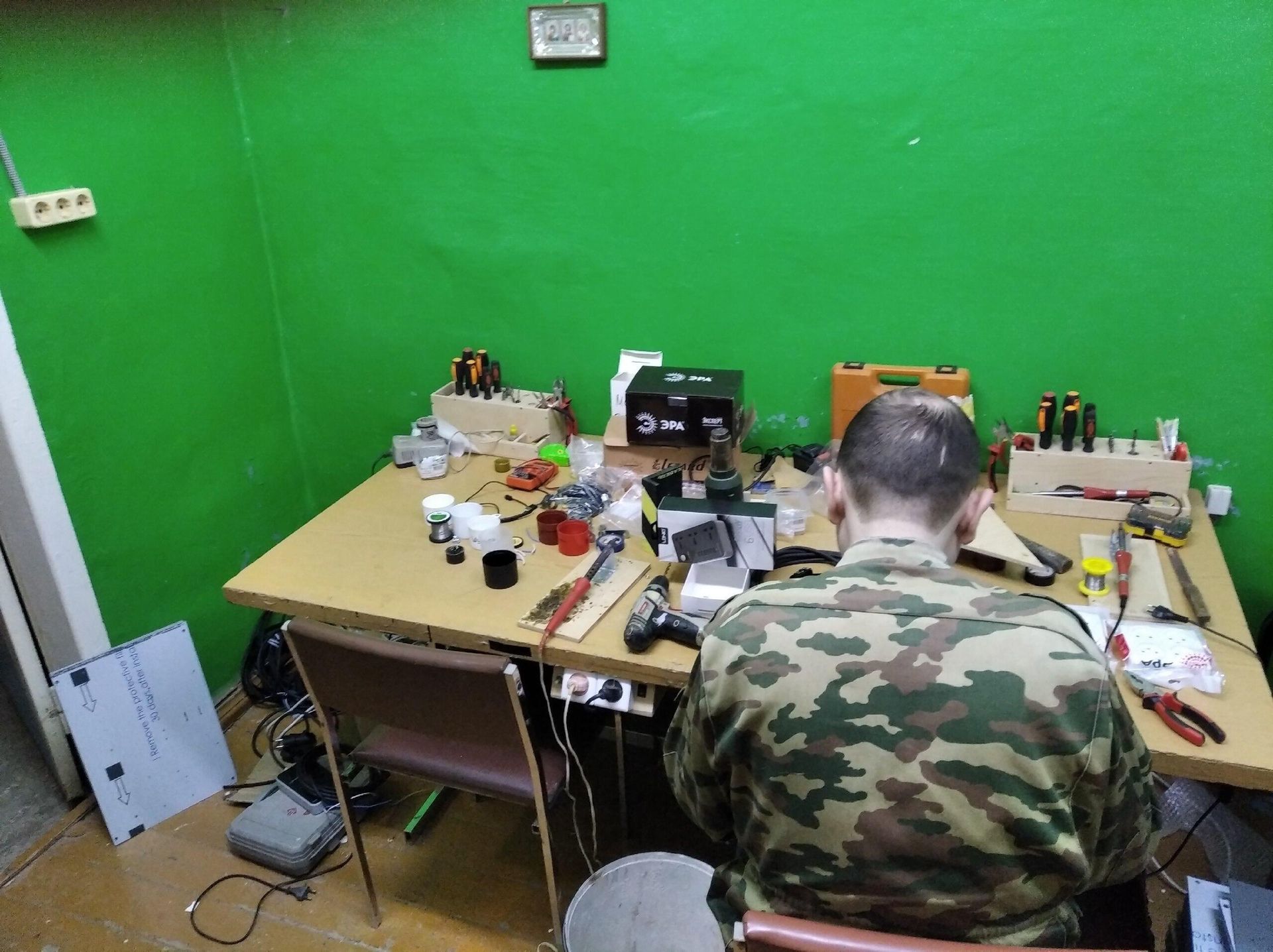 Волонтеры собирают зарядную станцию Волонтеры собирают зарядную станцию - РИА Новости, 1920, 16.08.2024