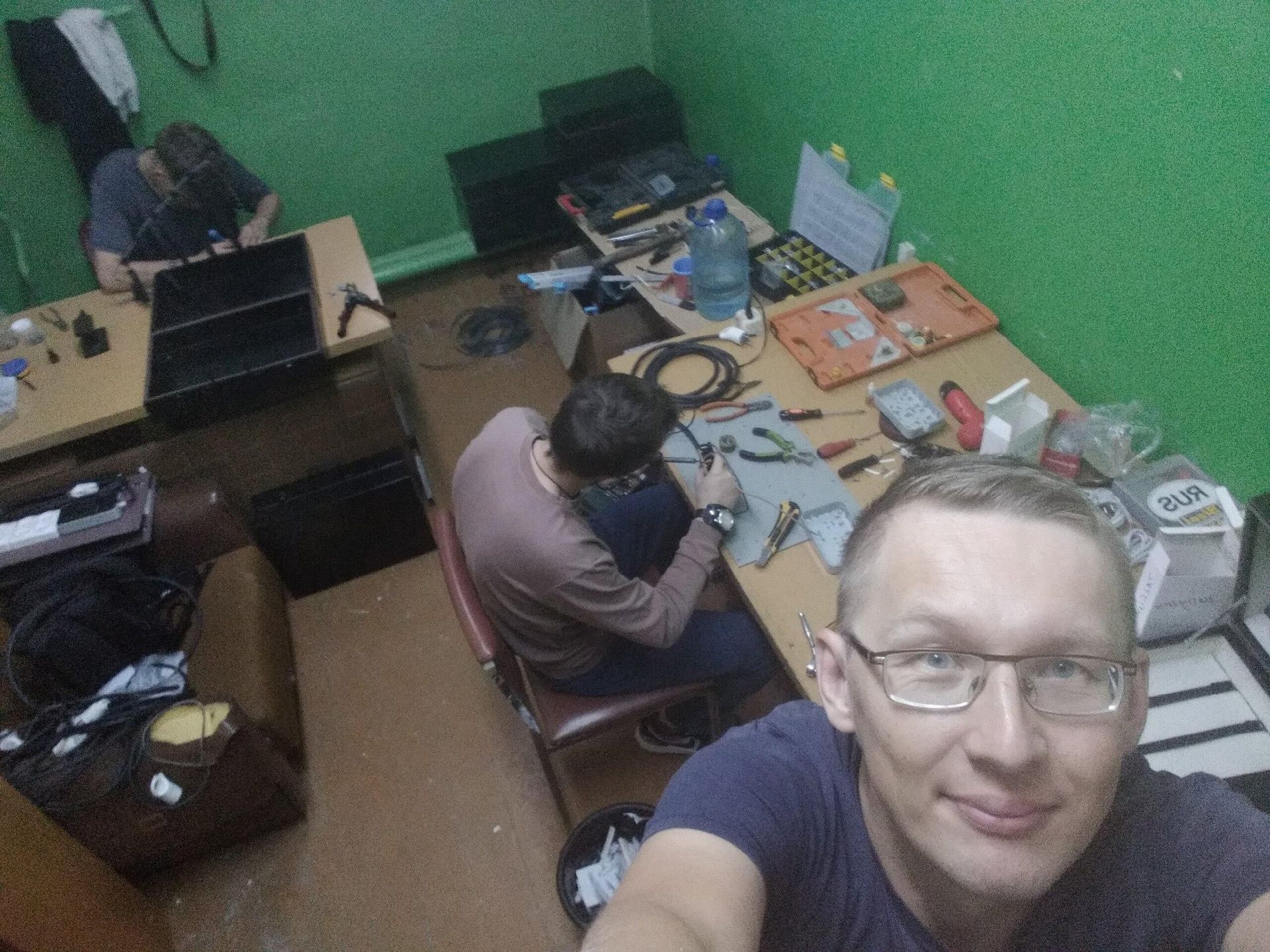 Михаил и другие волонтеры за работой Михаил и другие волонтеры за работой - РИА Новости, 1920, 16.08.2024