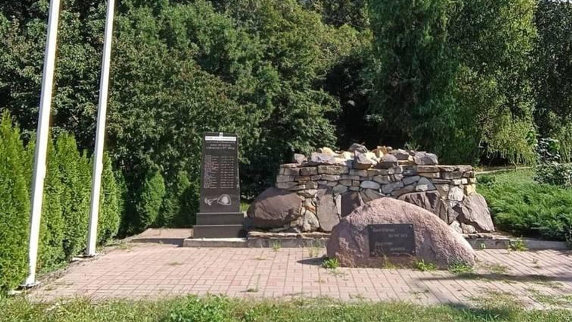 С постамента, установленного в Голосеевском парке воинам-афганцам в Киеве, неизвестные забрали БМП С постамента, установленного в Голосеевском парке воинам-афганцам в Киеве, неизвестные забрали БМП - РИА Новости, 1920, 16.08.2024