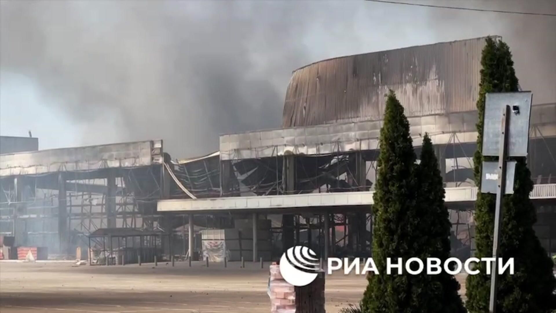 Кадры горящего после украинского удара ТЦ Галактика в Донецке Кадры горящего после украинского удара ТЦ Галактика в Донецке - РИА Новости, 1920, 16.08.2024
