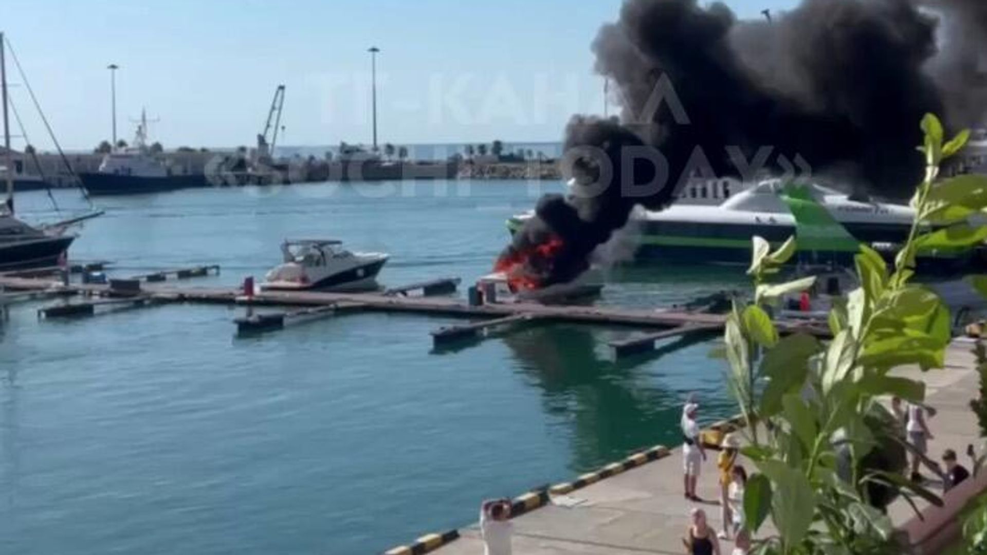Пожар на яхте “Эврика” в морском порту Сочи Пожар на яхте “Эврика” в морском порту Сочи - РИА Новости, 1920, 16.08.2024