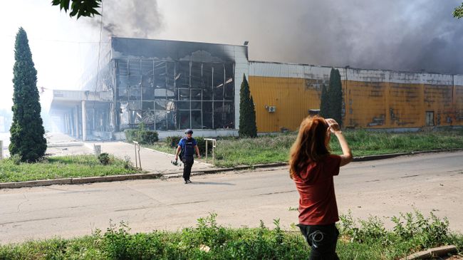 Гипермаркет Галактика после обстрела в Донецке
