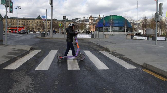 Ребенок с электросамокатом Ребенок с электросамокатом
