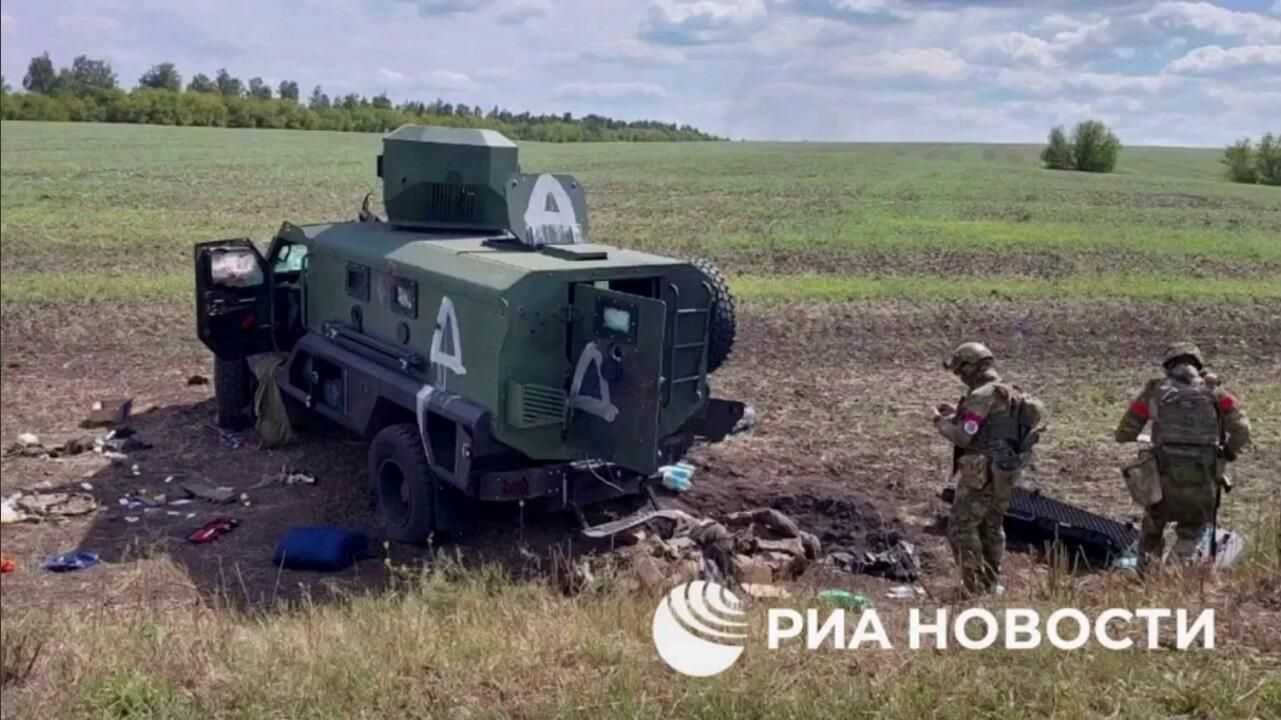 Российские военные рядом с уничтоженной техникой из колонны ВСУ в Курской области Российские военные рядом с уничтоженной техникой из колонны ВСУ в Курской области - РИА Новости, 1920, 17.08.2024