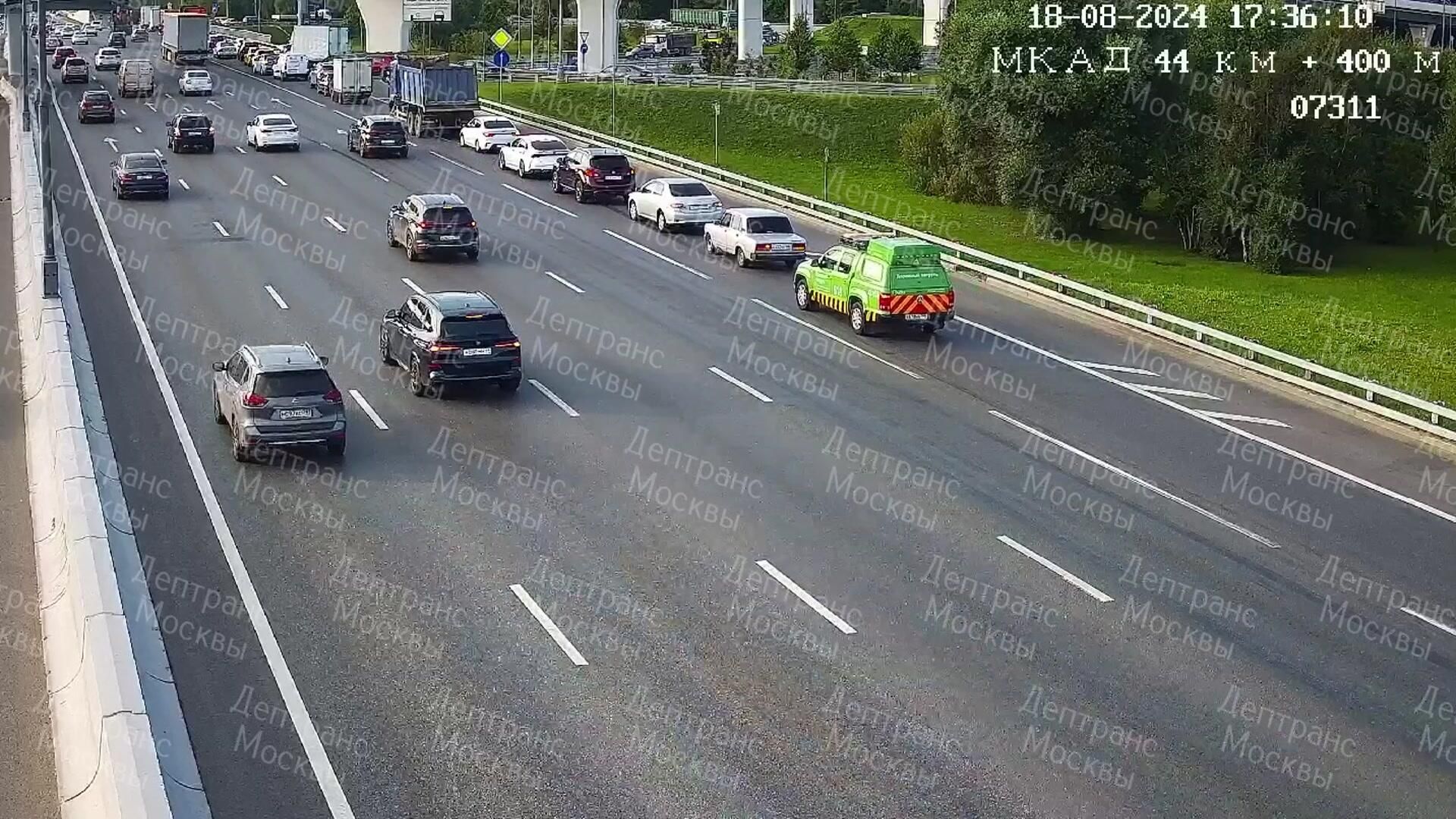 Грузовик на полной скорости въехал в колонну авто на 45-м километре МКАД Грузовик на полной скорости въехал в колонну авто на 45-м километре МКАД - РИА Новости, 1920, 18.08.2024