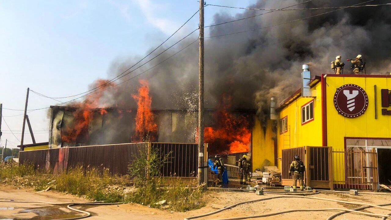 Ликвидация пожара в магазине строительных материалов в Якутске Ликвидация пожара в магазине строительных материалов в Якутске - РИА Новости, 1920, 19.08.2024