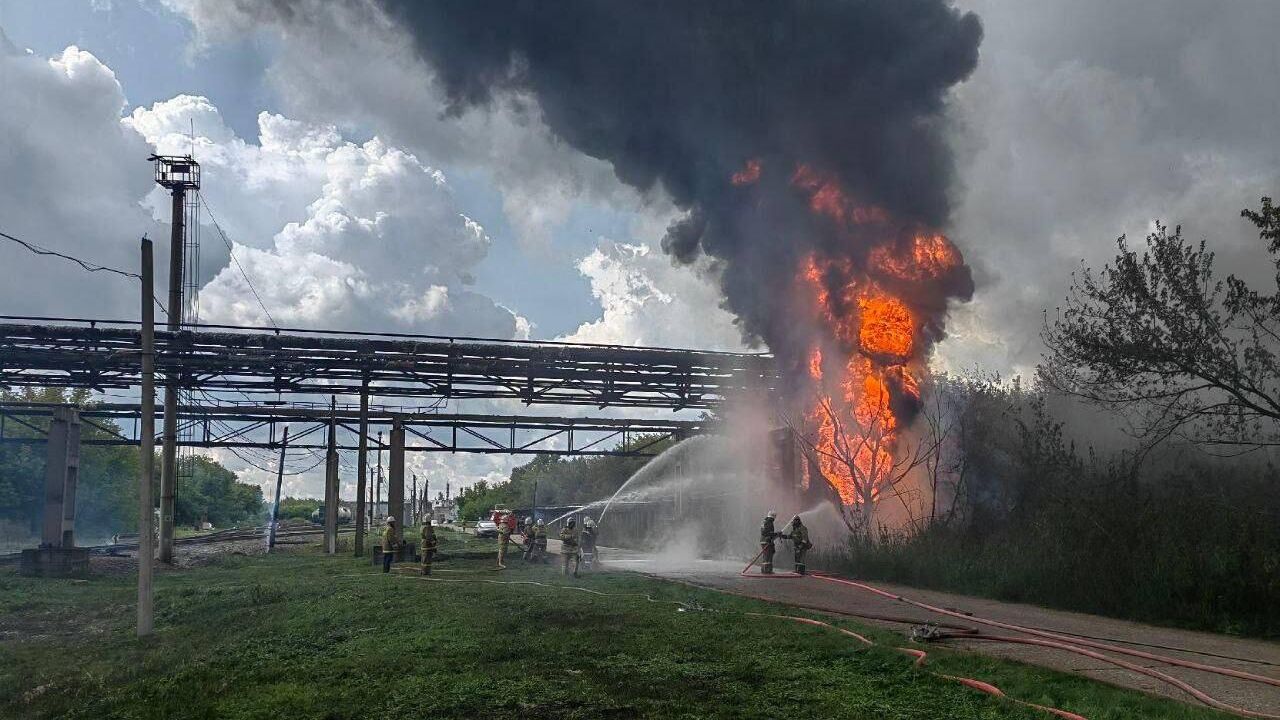 Пожар на линии газопровода в Стерлитамаке Пожар на линии газопровода в Стерлитамаке - РИА Новости, 1920, 19.08.2024