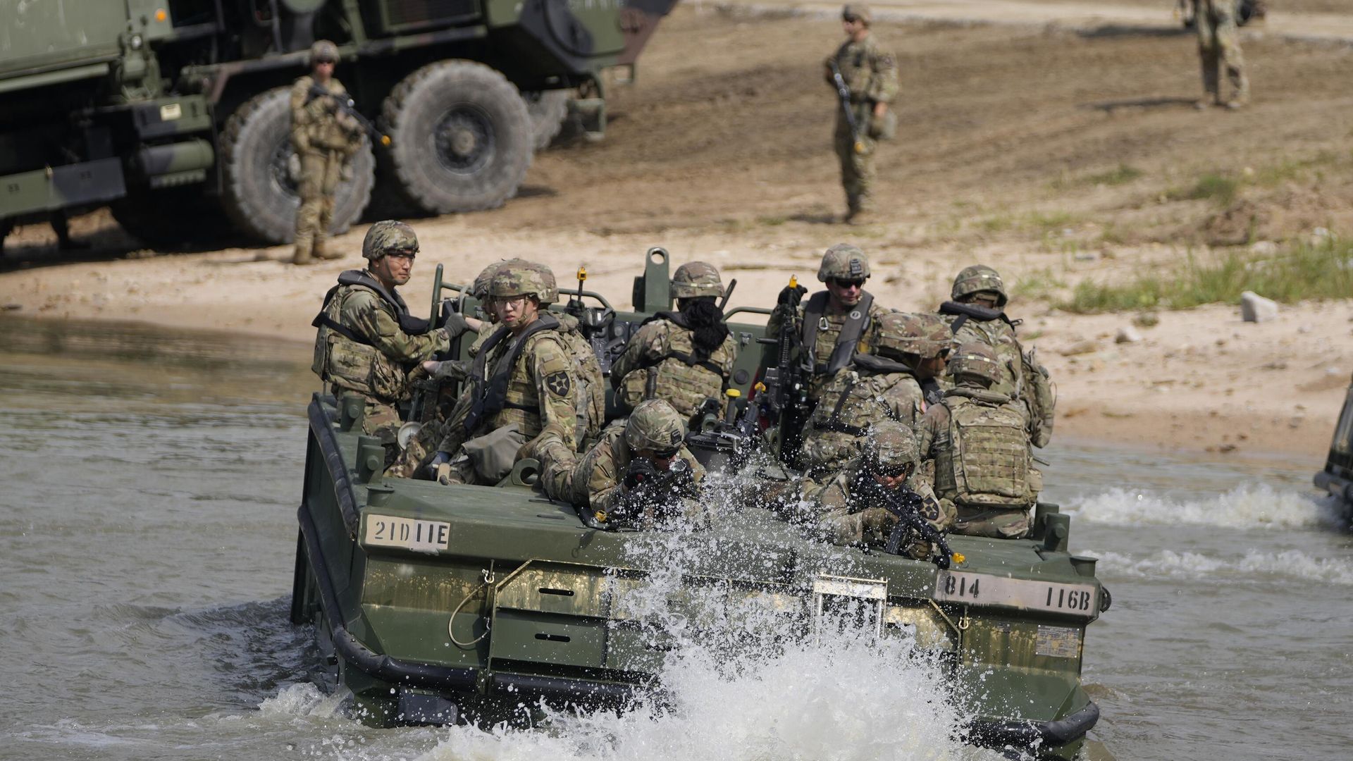 Военные направляются к берегу во время учений в Южной Корее Военные направляются к берегу во время учений в Южной Корее - РИА Новости, 1920, 25.03.2026
