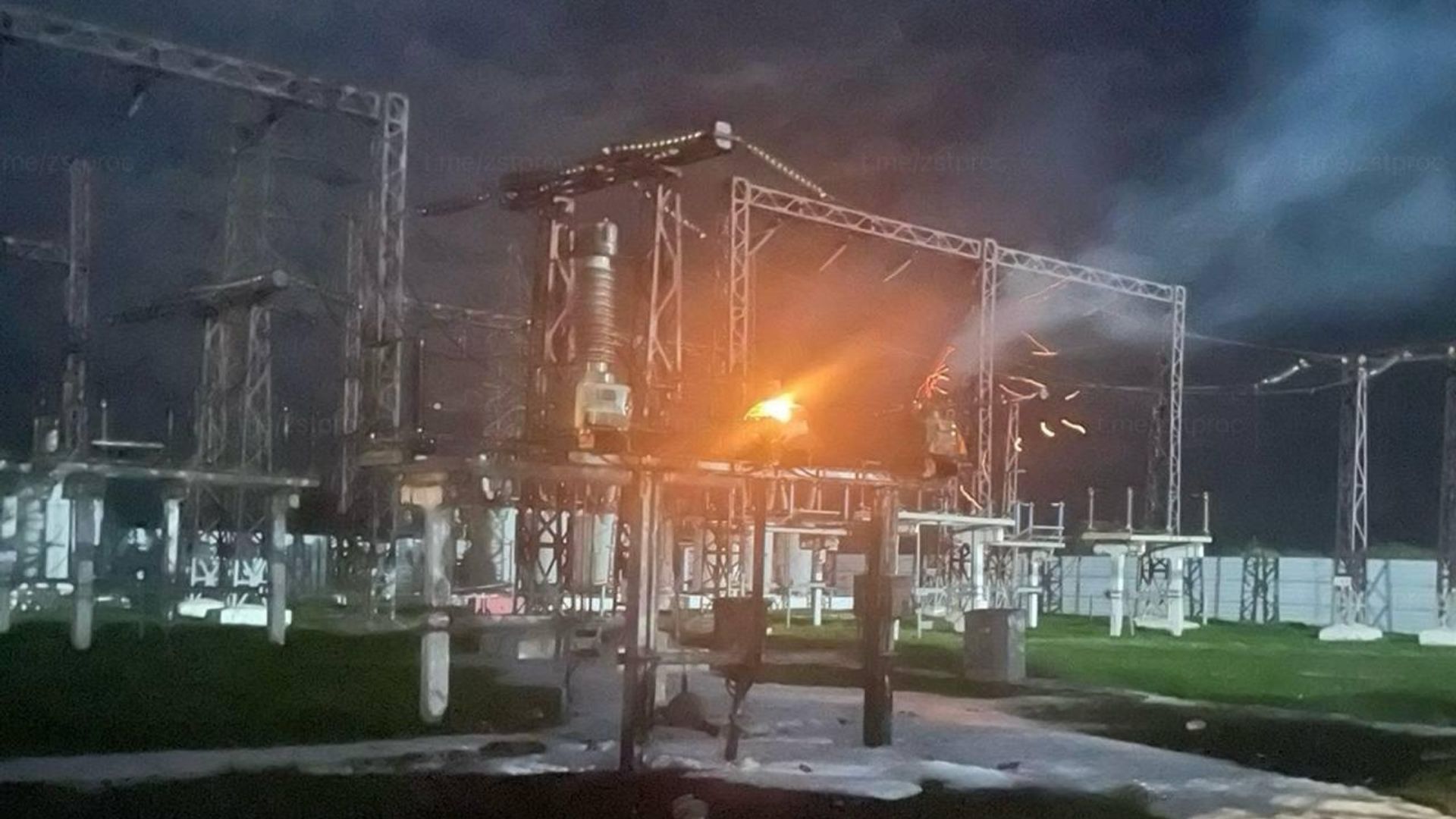 Место возгорания трансформатора в районе станции Мариинск на Красноярской железной дороге. 19 августа 2024 Место возгорания трансформатора в районе станции Мариинск на Красноярской железной дороге. 19 августа 2024 - РИА Новости, 1920, 19.08.2024