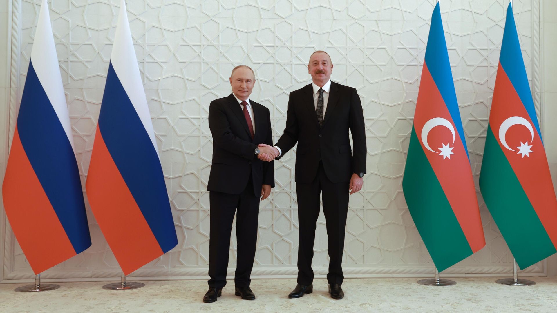 Президент РФ Владимир Путин и президент Азербайджана Ильхам Алиев на совместном фотографировании в государственной резиденции Загульба Президент РФ Владимир Путин и президент Азербайджана Ильхам Алиев на совместном фотографировании в государственной резиденции Загульба - РИА Новости, 1920, 20.08.2024