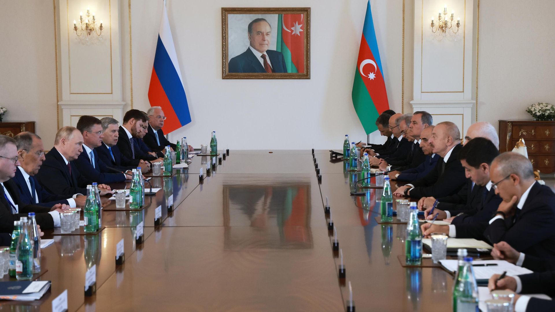 Владимир Путин и президент Азербайджана Ильхам Алиев на российско-азербайджанских переговорах в государственной резиденции Загульба Владимир Путин и президент Азербайджана Ильхам Алиев на российско-азербайджанских переговорах в государственной резиденции Загульба - РИА Новости, 1920, 19.08.2024