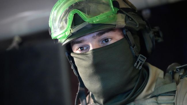 Оператор беспилотника самолетного типа наблюдает за показателями на экране Оператор беспилотника самолетного типа наблюдает за показателями на экране