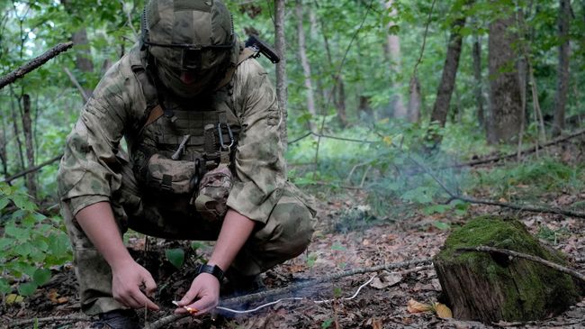 Сапер подрывает боеприпас накладным зарядом Сапер подрывает боеприпас накладным зарядом