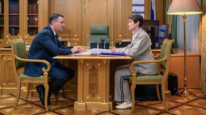 Вице-премьер России Дмитрий Патрушев и председатель совета федеральной территории Сириус Елена Шмелёва во время рабочей встречи Вице-премьер России Дмитрий Патрушев и председатель совета федеральной территории Сириус Елена Шмелёва во время рабочей встречи - РИА Новости, 1920, 19.08.2024