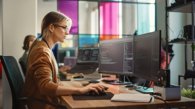 Девушка-программист за работой