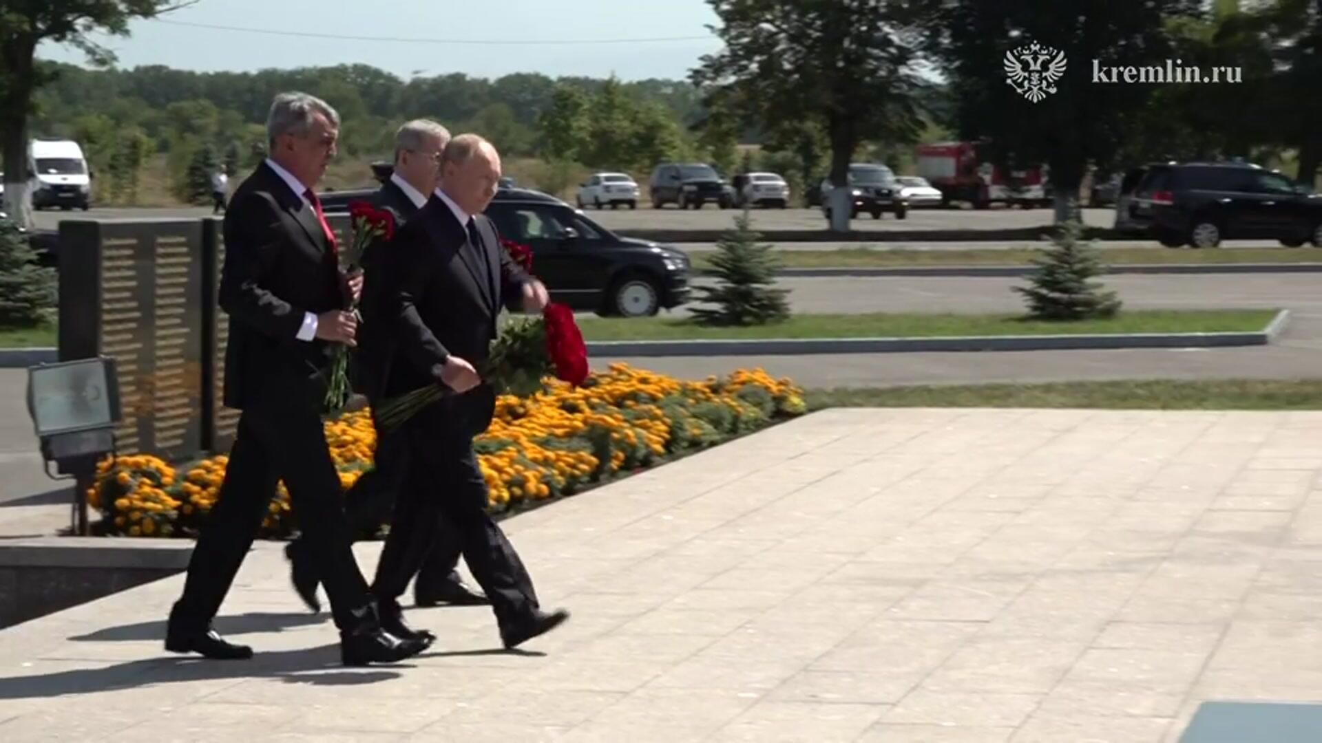 Путин у мемориала жертвам теракта в Беслане Путин у мемориала жертвам теракта в Беслане - РИА Новости, 1920, 20.08.2024