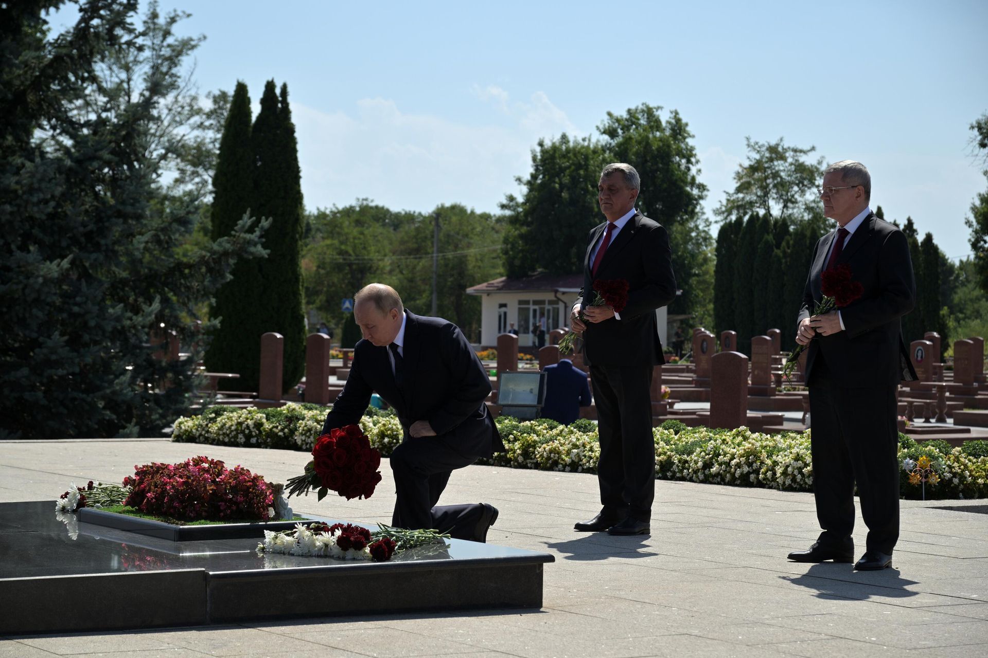 Президент РФ Владимир Путин во время возложения цветов на мемориальном кладбище Город Ангелов Президент РФ Владимир Путин во время возложения цветов на мемориальном кладбище Город Ангелов - РИА Новости, 1920, 20.08.2024