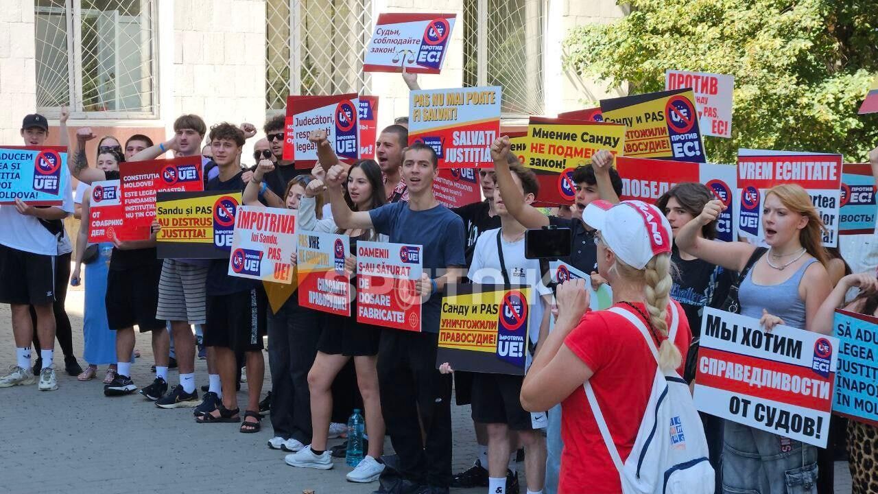 Акция протеста у Апелляционной палаты Кишинева Акция протеста у Апелляционной палаты Кишинева - РИА Новости, 1920, 17.06.2025
