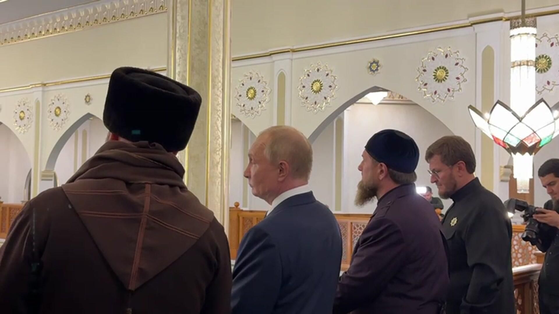 Путин в мечети имени пророка Исы Путин в мечети имени пророка Исы - РИА Новости, 1920, 20.08.2024