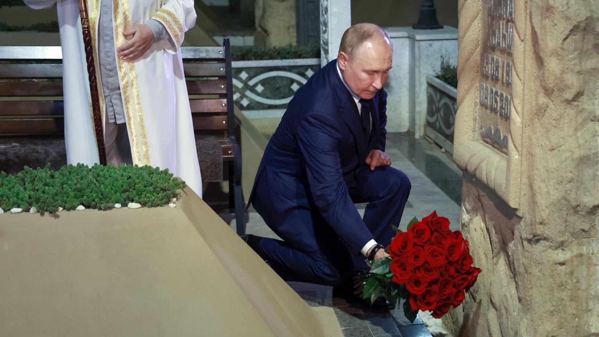 Президент РФ Владимир Путин возлагает цветы к могиле первого президента Чечни, Героя России Ахмата-Хаджи Кадырова в селе Ахмат-юрт в Чеченской Республике. 20 августа 2024 Президент РФ Владимир Путин возлагает цветы к могиле первого президента Чечни, Героя России Ахмата-Хаджи Кадырова в селе Ахмат-юрт в Чеченской Республике. 20 августа 2024 - РИА Новости, 1920, 20.08.2024